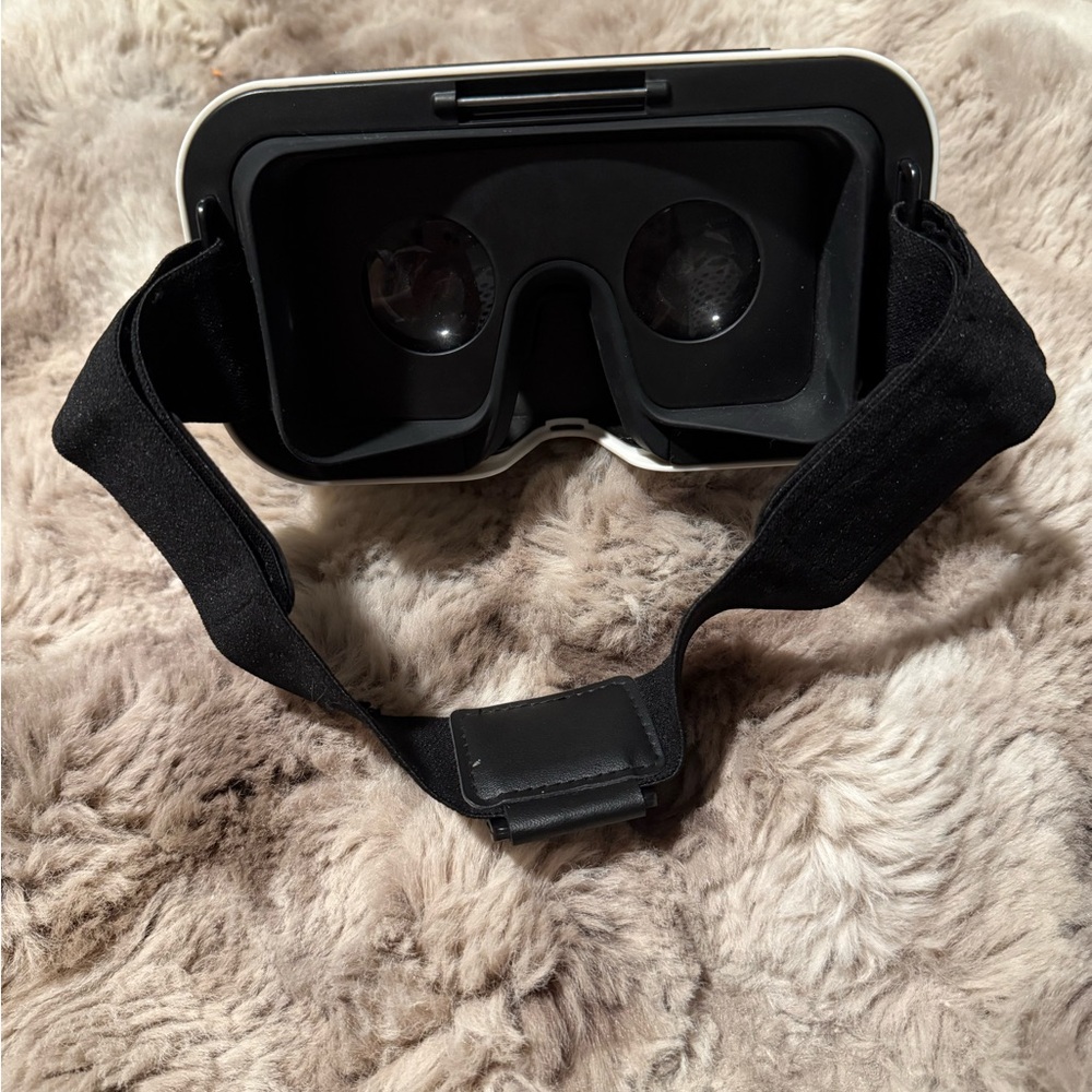 Black and White VR Headset